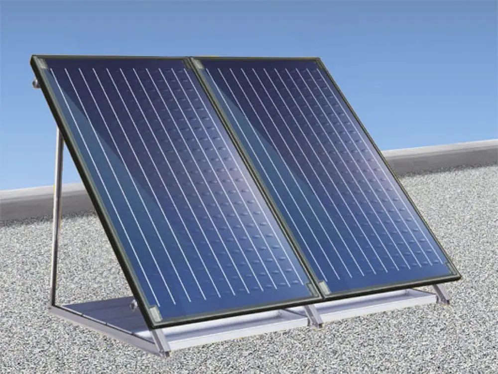 Solarpanel-System mit mehreren Modulen auf einem flachen Dach, installiert auf einer metalenen Halterung, geeignet für effiziente Energieerzeugung, Marke Bosch.